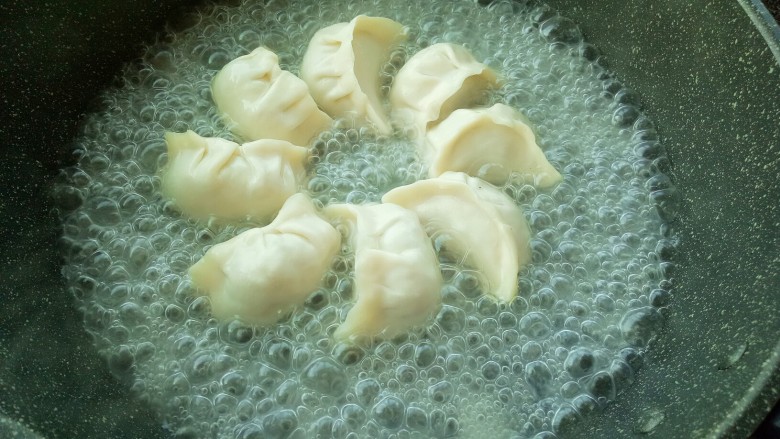 酸菜鲜肉蒸饺(内附冰花煎饺的制作),马铃薯淀粉和水按1:10的比例调好,然后倒入煎好的饺子中