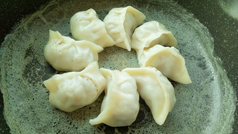 酸菜鲜肉蒸饺(内附冰花煎饺的制作),大火收干汤汁转小火再煎一分钟