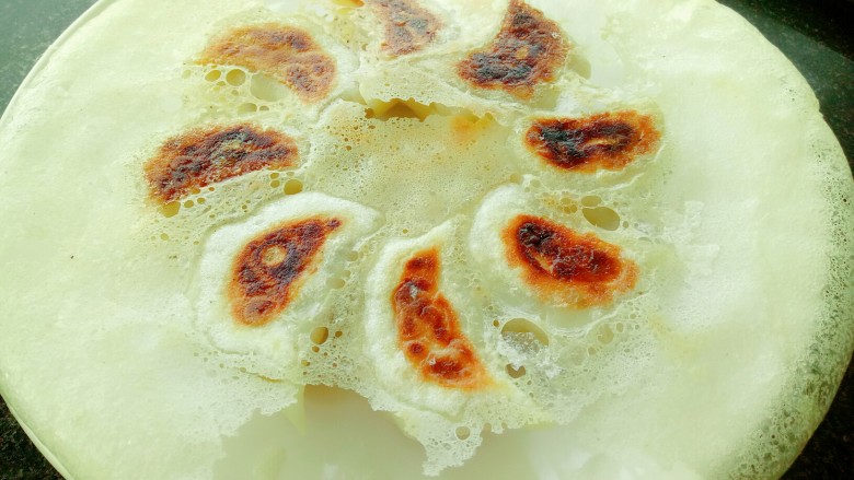 酸菜鲜肉蒸饺(内附冰花煎饺的制作),冰花煎饺就做好喽(扣一个盘子在锅中,在倒过来,冰花煎饺就可以完美的从锅中取出)