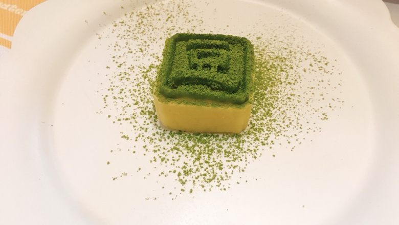 抹茶绿豆糕,在网上买了绿豆糕的膜具，40g一个装的，先把抹茶绿豆按压在膜具上，再把纯绿豆滚成球放在膜具里按压就可以了