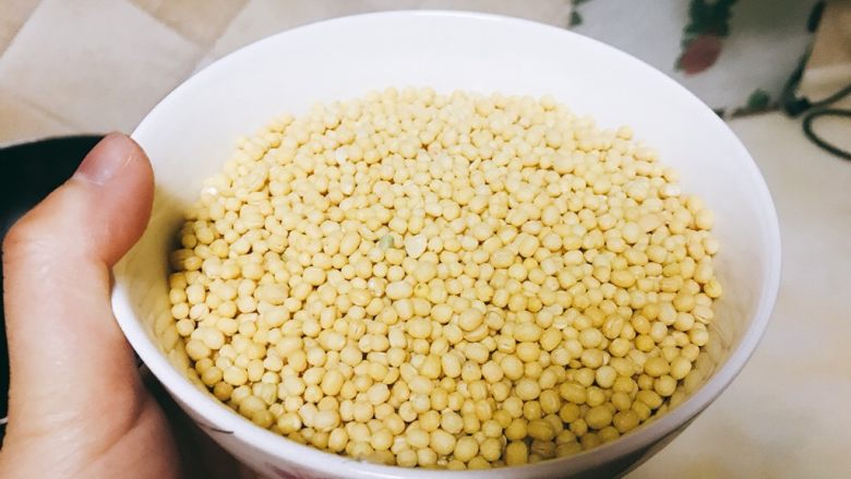抹茶绿豆糕,先把去皮绿豆泡一夜，然后第二天放在电饭煲里按煮饭模式