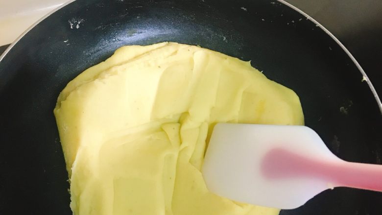 抹茶绿豆糕,然后煮熟的绿豆取450g，在锅里放少许油，一直翻炒绿豆粉直到抱团，再放入少许白糖和<a style='color:red;display:inline-block;' href='/shicai/ 867'>麦芽糖</a>继续翻炒