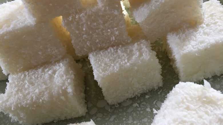 椰蓉奶冻,我儿子说像冰激凌🍦没错,就是那样的口感,凉凉的,满嘴软软的奶~不过,我感觉比冰激凌还好吃😋