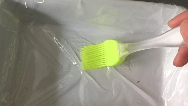 椰蓉奶冻,取一个大一点的长方形容器,铺上保鲜膜,刷点油