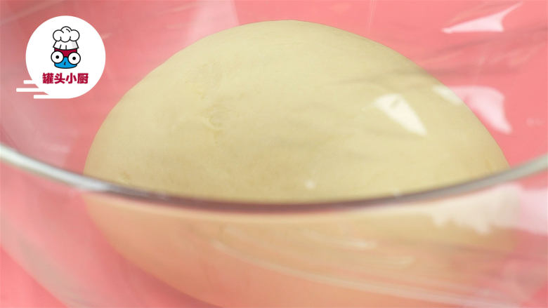 零难度脆底蜂蜜小面包,揉好的面团装入碗中,盖上保鲜膜,置于温暖处发酵至2倍大