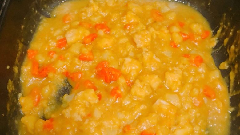 咖喱土豆鸡肉饭,汤变成黏黏的时候,就可以出锅啦(个人喜欢把土豆碾碎,放盐一定不要多,咖喱本身就有味道的)