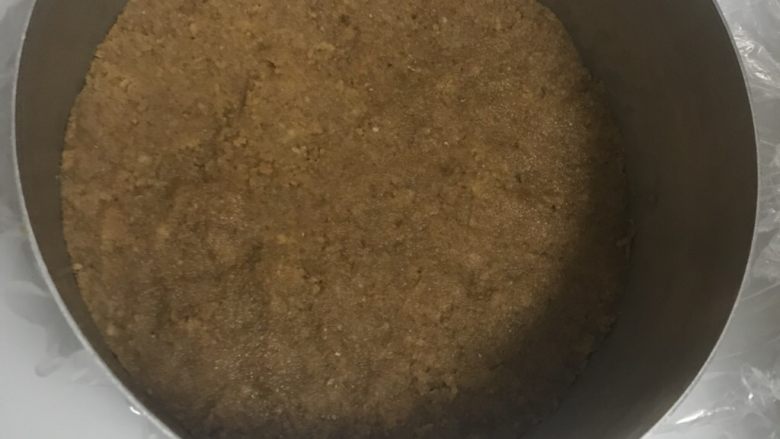 芒果慕斯,铺进模具底部,用勺子压紧,放冰箱冷藏。