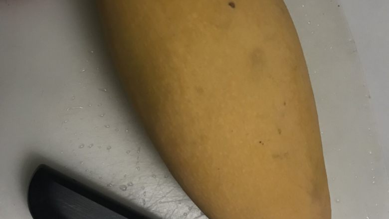 芒果慕斯,芒果我用了一个超大的,还不够,后来又加了6个台农芒果。