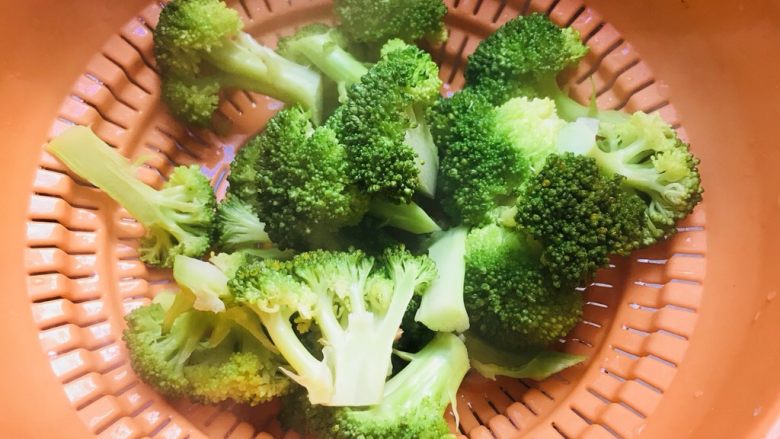 清炒西兰花,勺水后,过冷水备用