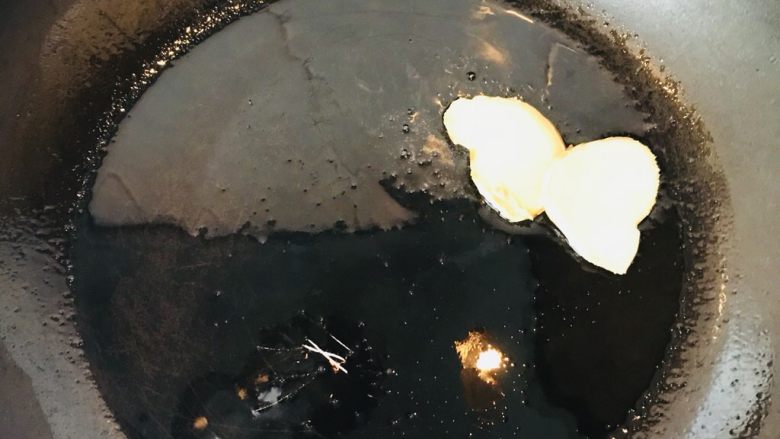 清炒西兰花,放入蒜,煸炒至香味散出