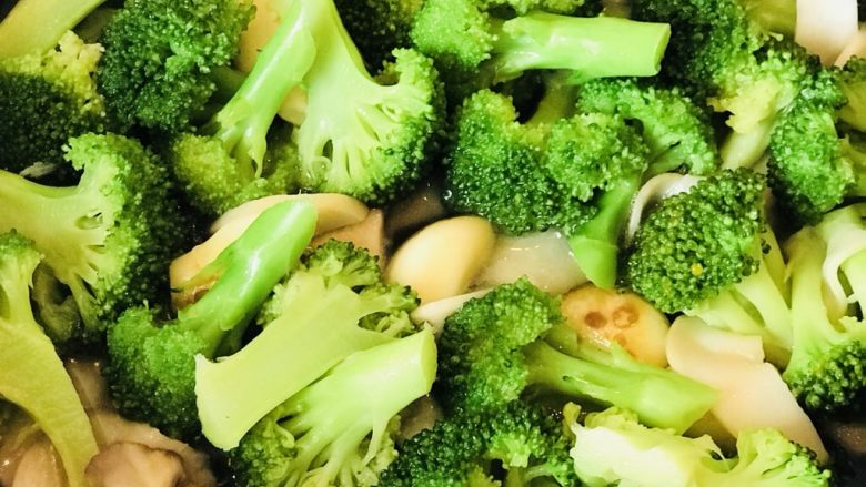 清炒西兰花,倒入西兰花翻炒后,加入少量冷水,少许盐调味