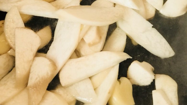 清炒西兰花,倒入杏鲍菇煸炒