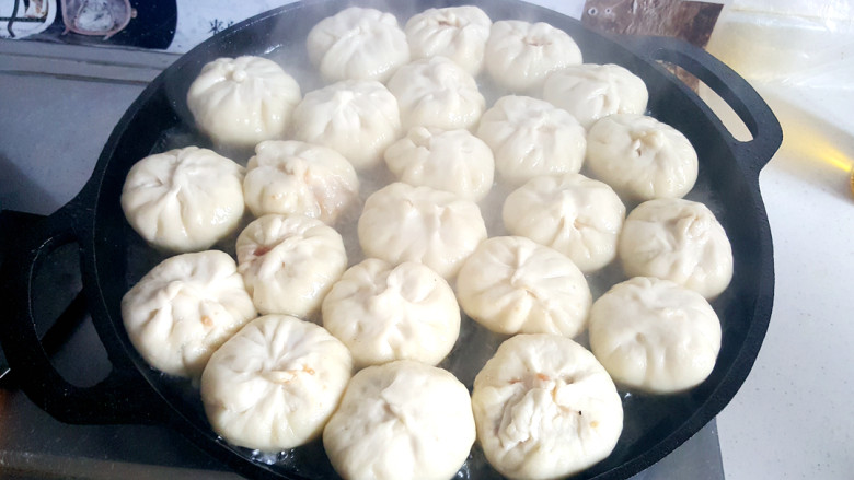 ~生煎包,倒入水,水量为馒头的一半。