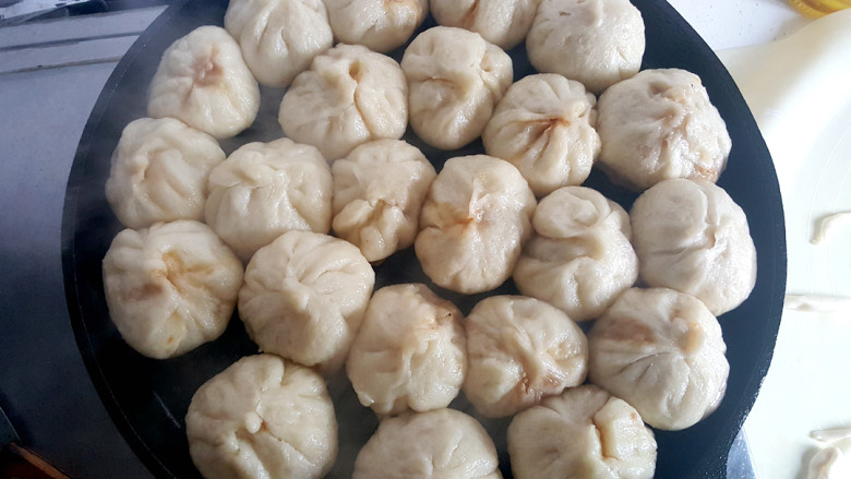 ~生煎包,盖上锅盖,烧五六分钟。