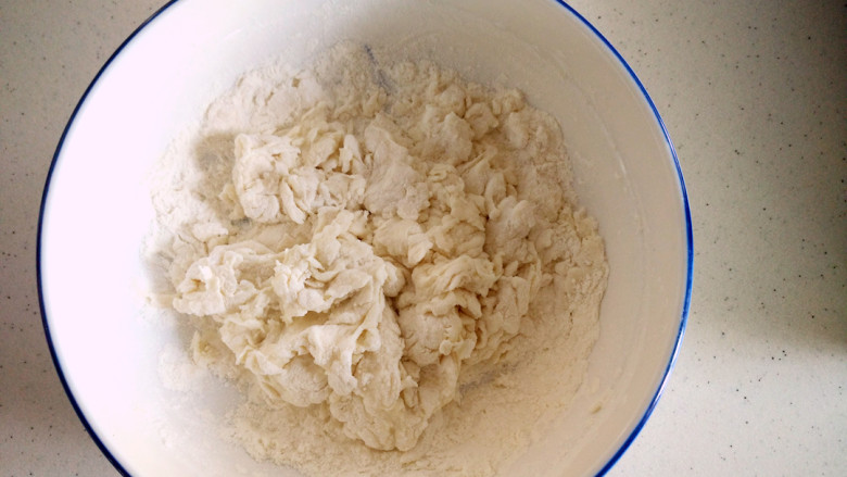 ~生煎包,加<a style='color:red;display:inline-block;' href='/shicai/ 731'>酵母</a>,用温水,搅拌成絮状。