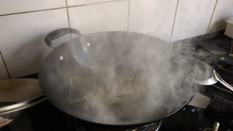 农家乐里的葱油鲫鱼,一面煎到用铲子能轻轻推动,翻面再煎。翻好面下葱白与一半姜片一起略煎。