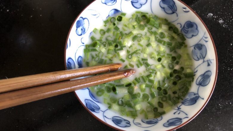 农家乐里的葱油鲫鱼,水淀粉里加一半葱花。