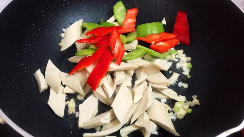 素鸡炒肉,放入素鸡和青红椒,翻炒均匀