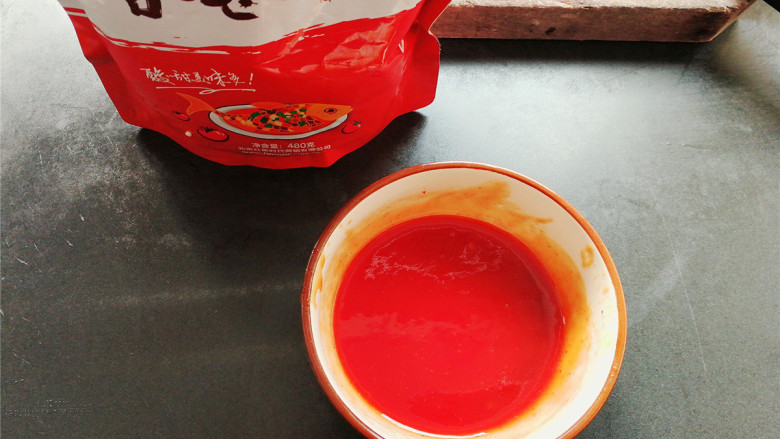 酸甜辣酱鸡爪,开始调制秘制配方的酸甜<a style='color:red;display:inline-block;' href='/shicai/ 5035'>辣酱</a>,碗里放入5勺咕咾汁