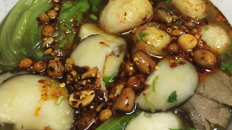 美味酸辣粉,把盐白糖生抽陈醋放入一个大碗里。烧一锅开水烫<a style='color:red;display:inline-block;' href='/shicai/ 121'>生菜</a>备用。