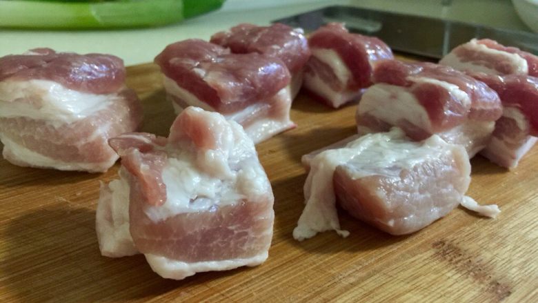 大口吃肉系列➕干豆角鸡蛋红烧肉,红烧肉的块,阿晨不喜欢切太小,就不过瘾,大概切三厘米左右的麻将块,一斤肉大概切了15块