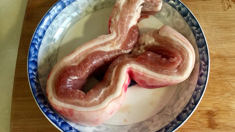 大口吃肉系列➕干豆角鸡蛋红烧肉,精品五花肉约500g,镊子拔掉或用刀划去表面的杂毛,也可以用火烧掉毛。清洗一下