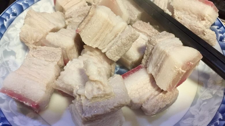 大口吃肉系列➕干豆角鸡蛋红烧肉,捞出肉块,洗去浮末,控水备用