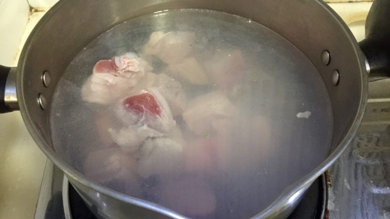 大口吃肉系列➕干豆角鸡蛋红烧肉,坐锅烧水,水开转中火放入五花肉