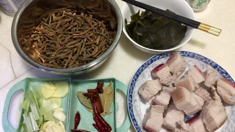 大口吃肉系列➕干豆角鸡蛋红烧肉,全部食材准备好,本来准备放一点海带,后来发现干豆角足够好吃,就没有放海带,下次专门做海带烧肉吃