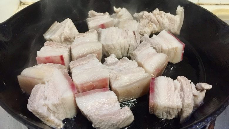 大口吃肉系列➕干豆角鸡蛋红烧肉,小火煎,肉块的四面都要煎到,煎出肉的多余油脂