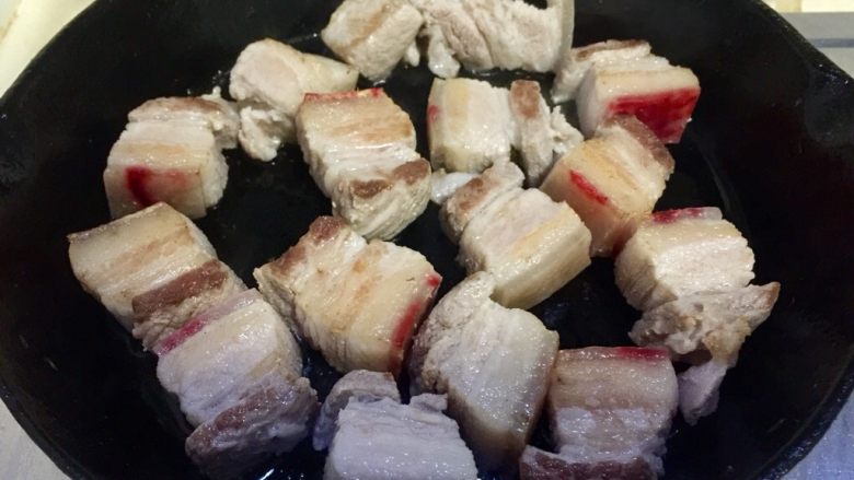 大口吃肉系列➕干豆角鸡蛋红烧肉,如图,肉块四面都要煎到金黄