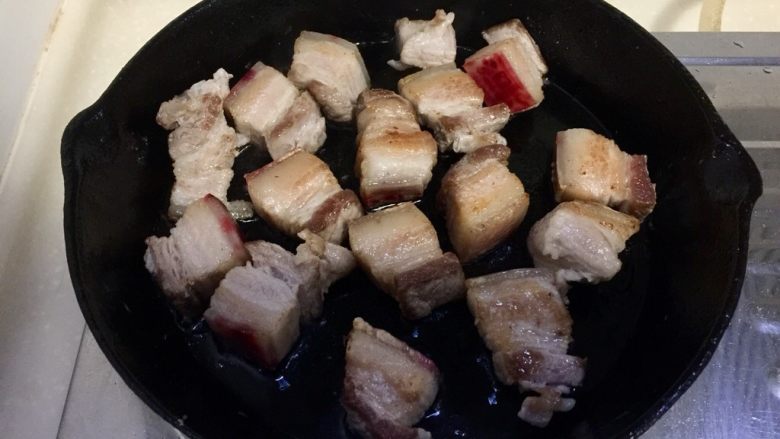 大口吃肉系列➕干豆角鸡蛋红烧肉,煎好的肉块,煎出很多猪油啊