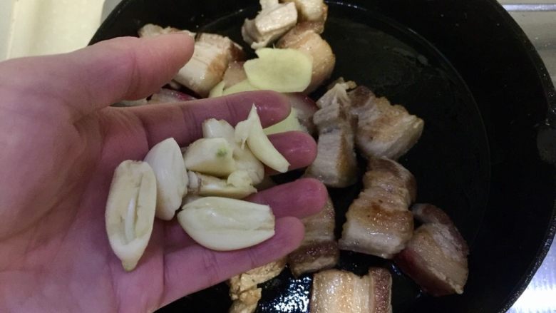 大口吃肉系列➕干豆角鸡蛋红烧肉,加入蒜,煸香