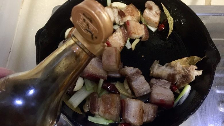 大口吃肉系列➕干豆角鸡蛋红烧肉,加入一勺<a style='color:red;display:inline-block;' href='/shicai/ 762'>老抽</a>翻炒,让肉块上色,还是小火喔