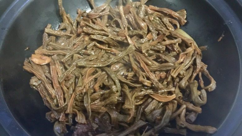 大口吃肉系列➕干豆角鸡蛋红烧肉,今天我用干烧煲装盘的,先把干豆角夹出,盛在煲底
