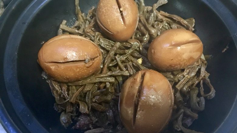 大口吃肉系列➕干豆角鸡蛋红烧肉,阿晨偷吃了一个鸡蛋试试味道,基本入味,哈哈,不喜欢鸡蛋太咸。鸡蛋挖出放在干豆角上