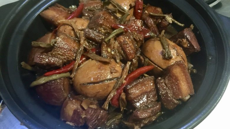 大口吃肉系列➕干豆角鸡蛋红烧肉,最后浇上汤汁,即可