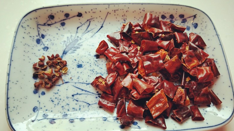 宫保鸡丁,辣椒剪成段，<a style='color:red;display:inline-block;' href='/shicai/ 700'>花椒</a>适量。