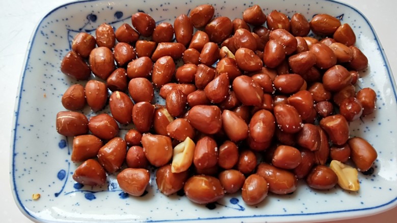 宫保鸡丁,<a style='color:red;display:inline-block;' href='/shicai/ 4262'>花生米</a>提前放入平底锅倒入适量油炒熟。