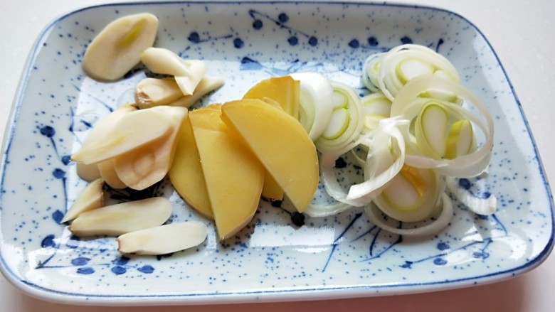 宫保鸡丁,葱<a style='color:red;display:inline-block;' href='/shicai/ 37'>姜</a>蒜切成片。