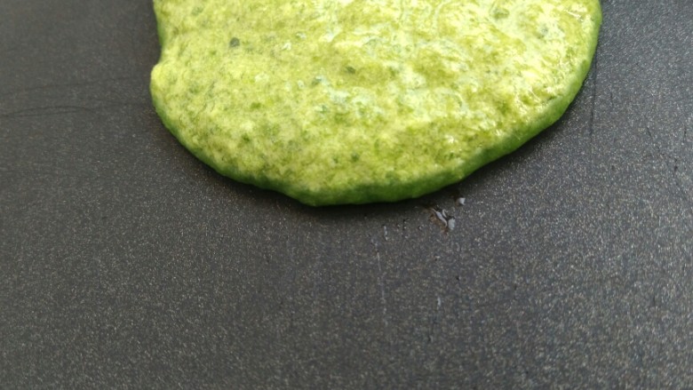 高颜值的美味――菠菜松饼,用勺子取汁放入锅中,会自动形成圆形,注意观察底部颜色,成翠绿色的时候就可以翻面了。后面的松饼按照上述步骤依次完成即可。