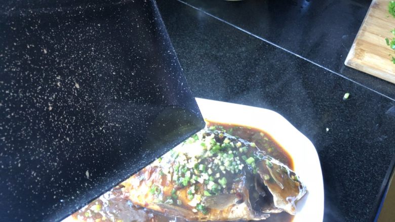 农家乐里的葱油鲫鱼,另用一口干净的锅,将剩下的两汤匙油烧得极热后浇在鱼身的葱姜上。