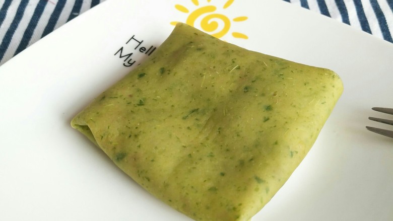 果蔬菠菜班戟,将包好的菠菜班戟翻过来,装盘。