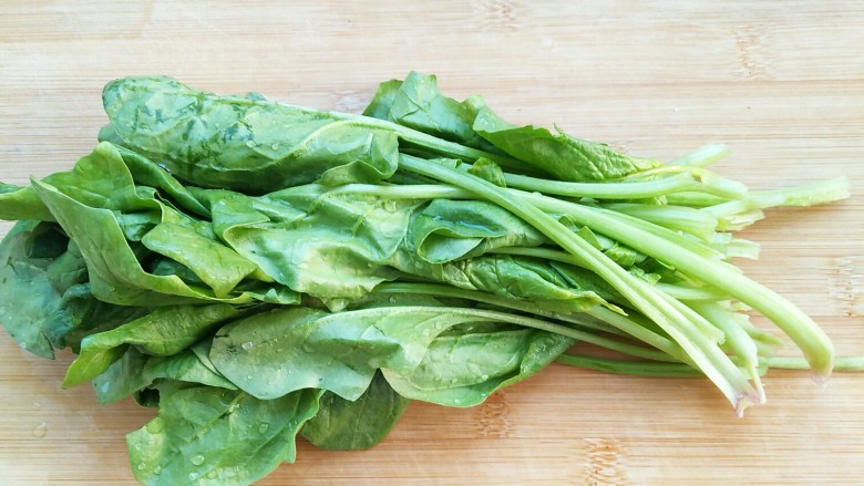 面也要创新吃――一份菠菜番茄面送给你们😊,将<a style='color:red;display:inline-block;' href='/shicai/ 117'>菠菜</a>洗净备用。