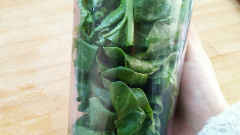 面也要创新吃――一份菠菜番茄面送给你们😊,切段放入容器打成汁。