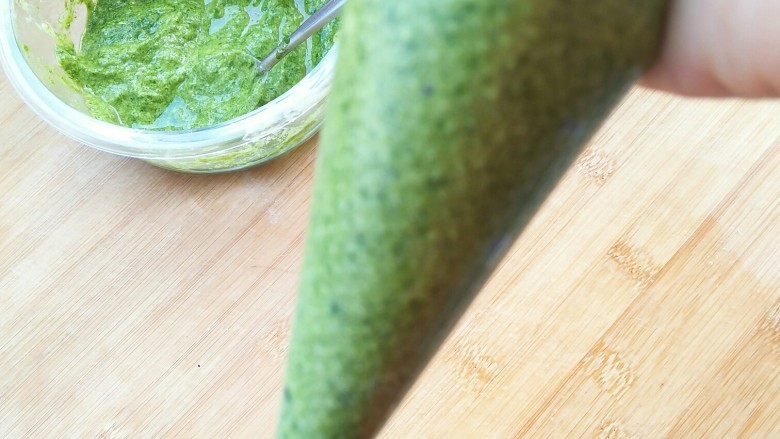 面也要创新吃――一份菠菜番茄面送给你们😊,将调好的菠菜面放入裱花袋中。