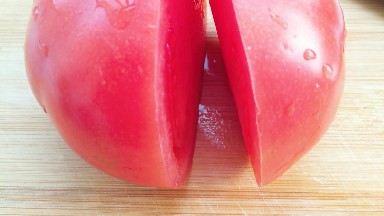 面也要创新吃――一份菠菜番茄面送给你们😊,<a style='color:red;display:inline-block;' href='/shicai/ 3551'>西红柿</a>洗净备用。