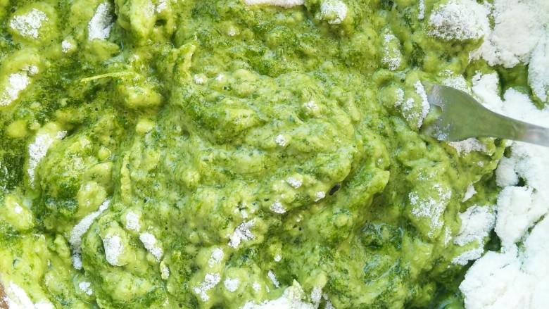 面也要创新吃――一份菠菜番茄面送给你们😊,不能太稀，否则不成型，可以稠一些。