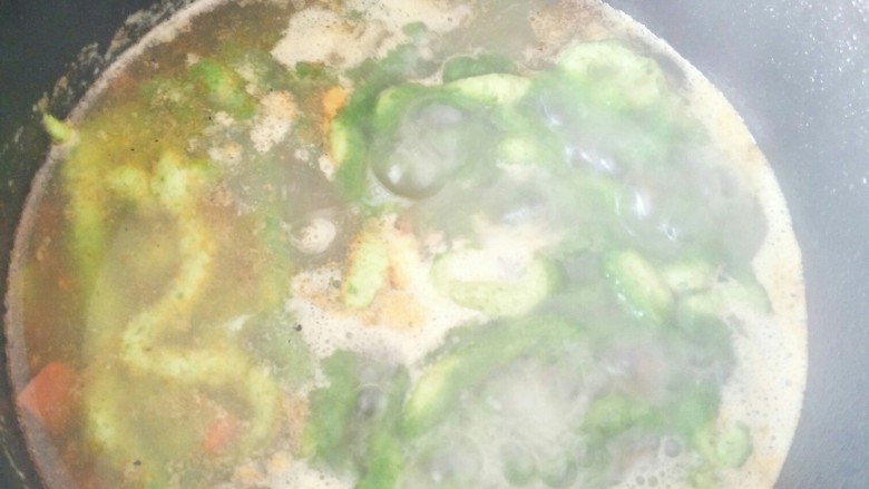 面也要创新吃――一份菠菜番茄面送给你们😊,用裱花袋挤出菠菜面。按照正常煮面步骤进行烹饪。