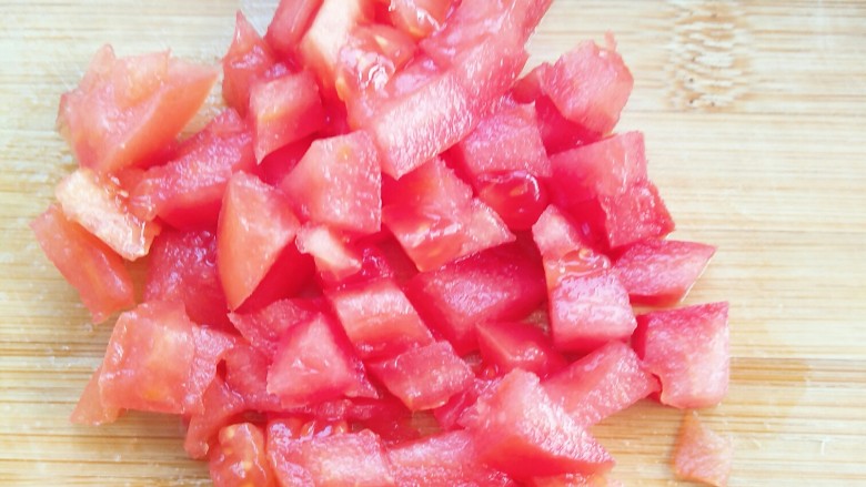 面也要创新吃――一份菠菜番茄面送给你们😊,切小丁。